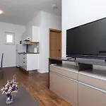 Apartman Crnekovic Tomislava 8a *