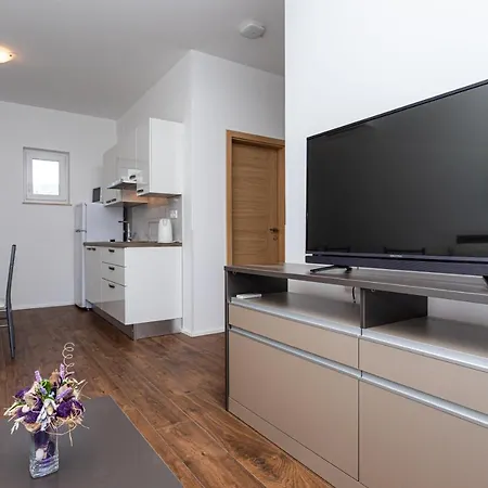 Apartment Crnekovic Tomislava 8a *