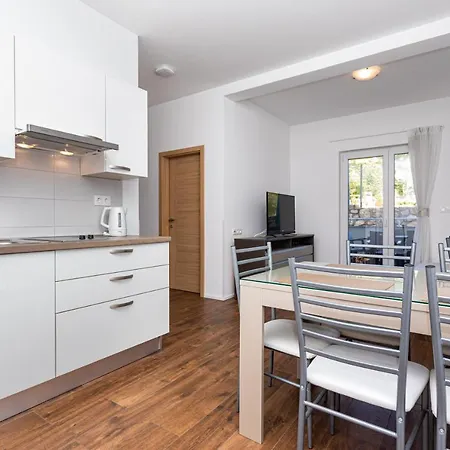 Apartment Crnekovic Tomislava 8a *