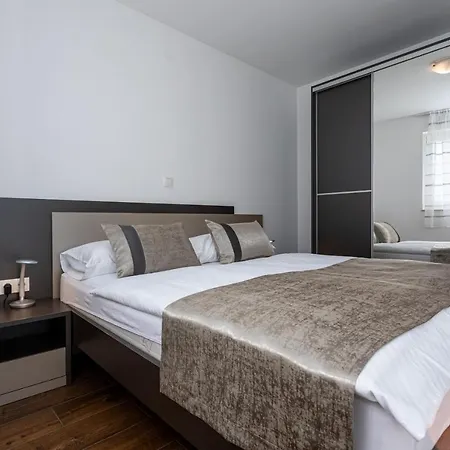 Apartment Crnekovic Tomislava 8a *