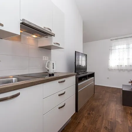 Crnekovic Tomislava 8a Apartment Baška