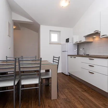 Apartment Crnekovic Tomislava 8a Baška