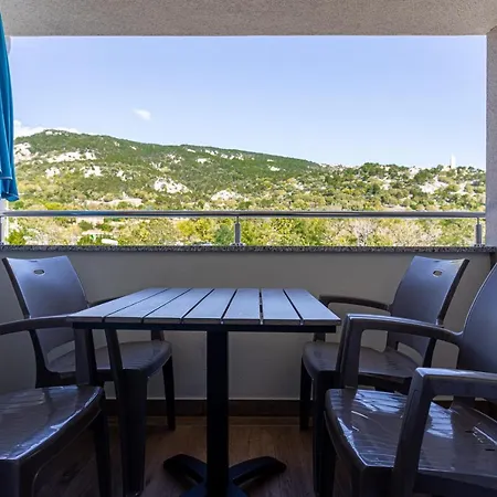 Apartment Crnekovic Tomislava 8a *