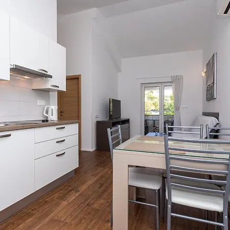 Crnekovic Tomislava 8a Apartment *